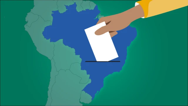 Ilustração de um mapa do Brasil em azul sobre fundo verde, visto de cima. Uma mão parda, vestindo manga amarela, aparece no canto superior direito, colocando um retângulo branco que representa uma cédula de votação sobre a área do mapa, simbolizando o ato de votar no país.