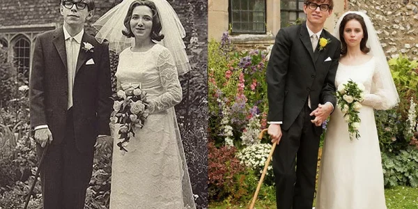 A imagem mostra, lado a lado, duas fotografias de um casal em seu casamento, comparando o registro histórico em preto e branco à esquerda com a recriação em cores de uma cena do filme “The Theory of Everything” à direita, ambos vestidos com trajes de noiva e noivo semelhantes e segurando buquês de flores, com o noivo apoiado em uma bengala em cada foto.